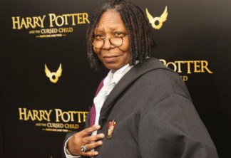 Whoopi Goldberg foi de uniforme de Hogwars para ver peça de Harry Potter