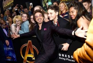 Robert Downey Jr atende os fãs na premiere de Vingadores: Guerra Infinita