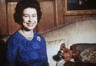 Rainha Elizabeth II com um de seus corgi