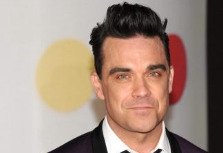Robbie Williams faz gesto obsceno na abertura da Copa e pode levar multa