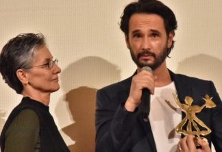 Rodrigo Santoro recebe homenagem no Cine PE das mãos de Cássia Kis