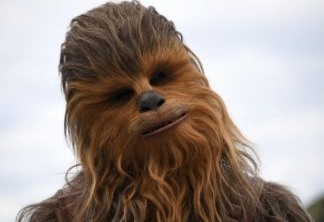 Star Wars | Ator de Chewbacca posta foto se recuperando de cirurgia