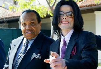 Pai de Michael Jackson é enterrado no mesmo cemitério do filho
