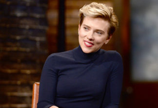 Scarlett Johansson beija noivo em programa de TV e se declara: "Amor da minha vida"