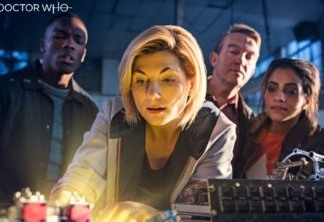 Doctor Who | Protagonista está com grupo de ajudantes em novas imagens