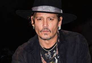 Johnny Depp altera tatuagem que fez para Amber Heard