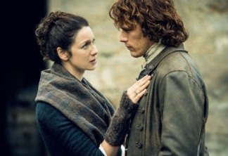 Outlander | Protagonista defende uso de cenas com estupro e violência: "Não podemos fugir disso"