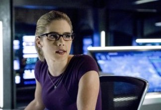 Arrow | Felicity está com cabeça machucada em foto dos bastidores da 7ª temporada