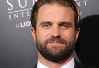 Ex-eletricista, filho de Mel Gibson estreia como protagonista no cinema e revela: "Meu pai não me encorajou"