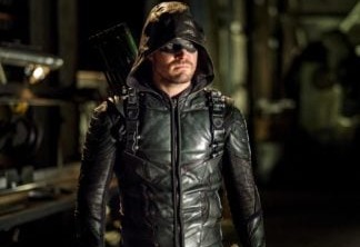 Arrow | Stephen Amell compartilha primeira foto do set do crossover com The Flash