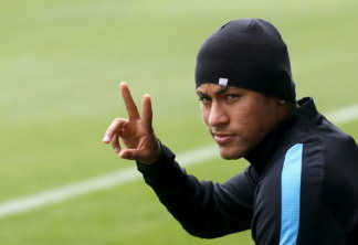 Barcelona's Neymar gestures as he arrives for a training session at Joan Gamper training camp, near Barcelona, Spain, October 19, 2015. Barcelona will plays against Bate Borisov during their Champions League group match on Tuesday. REUTERS/Albert Gea - RTS527V
