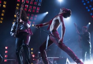 Bohemian Rhapsody | Banda Queen canta "We Will Rock You" em clipe