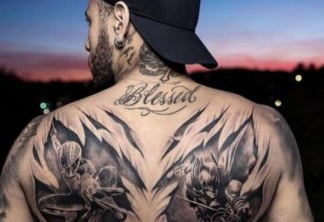 Fã de super-heróis, Neymar tatua Batman e Homem-Aranha nas costas