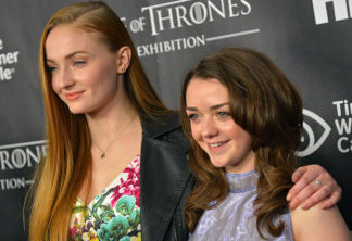 Game of Thrones | Sophie Turner e Maisie Williams fumavam maconha juntas em banheira durante gravações