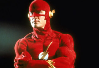 Arrowverso | John Wesley Shipp, o Flash original, usa traje dos anos 90 em novas fotos de Elseworlds