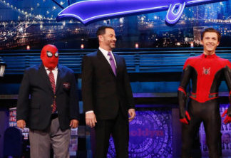 Homem-Aranha: Longe de Casa | Tom Holland aparece com novo uniforme do herói em programa de TV