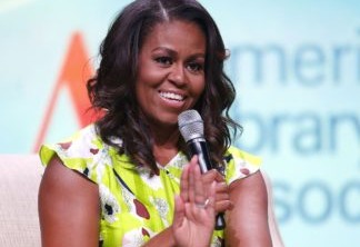Livro de memórias de Michelle Obama tem 725 mil cópias vendidas no dia do lançamento
