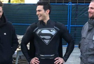 Elseworlds | Entenda por que Superman usa um traje preto no crossover