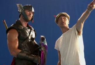 Stan Lee | Diretor de Thor: Ragnarok compartilha divertida foto dos bastidores em homenagem