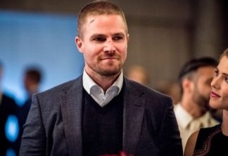 Arrow -- "Unmasked" -- Image Number: AR708a_0300b -- Pictured (L-R): Stephen Amell as Oliver Queen/Green Arrow and Emily Bett Rickards as Felicity Smoak -- Photo: Dean Buscher/The CW -- ÃÂ© 2018 The CW Network, LLC. All Rights Reserved.