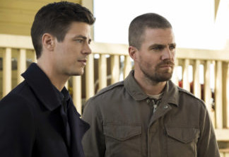 The Flash -- "Elseworlds, Part 1" -- Image Number: FLA509b_0168b2.jpg -- Pictured (L-R): Grant Gustin as Oliver Queen/Green Arrow and Stephen Amell as Barry Allen/The Flash -- Photo: Katie Yu/The CW -- ÃÂ© 2018 The CW Network, LLC. All rights reserved