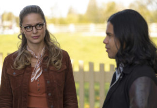 The Flash -- "Elseworlds, Part 1" -- Image Number: FLA509b_0195b.jpg -- Pictured (L-R): Melissa Benoist as Kara/Supergirl and Carlos Valdes as Cisco Ramon -- Photo: Katie Yu/The CW -- ÃÂ© 2018 The CW Network, LLC. All rights reserved