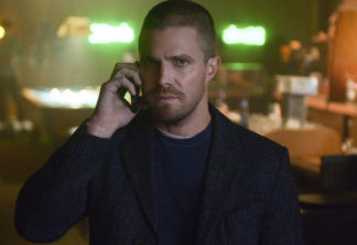Stephen Amell como Oliver Queen