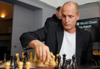 Woody Harrelson comete gafe no Campeonato Mundial de Xadrez