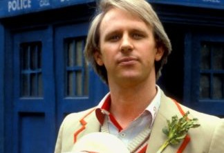 Doctor Who | Peter Davison, ex-protagonista, afirma que três coadjuvantes "é demais" para série