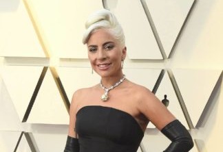 Lady Gaga posa de toalha e diamante de 18 quilates que usou na noite do Oscar
