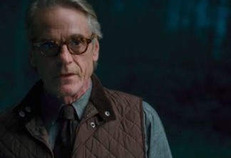 Watchmen | Dois novos teaser da série mostram personagem misterioso e Jeremy Irons