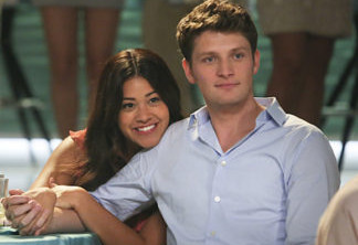 Jane The Virgin -- "Chapter Forty-Seven" -- Image Number: JAV303b_0311.jpg -- Pictured (L-R): Gloria Estefan as herself, Gina Rodriguez as Jane and Brett Dier as Michael  -- Photo: Patrick Wymore/The CW -- ÃÂ© 2016 The CW Network, LLC. All Rights Reserved.