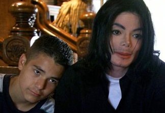 A Tonight Special
Living With Michael Jackson

Michael Jackson with 12 year-old Gavin in Neverland, California.  We don't know his surname.

These pictures are strictly embargoed until 10.50pm, Monday, February 3, 2003.  They are for UK national newspaper use only and must NOT be used on websites.  They cannot be syndicated.

You must credit Living with Michael Jackson - A Tonight Special, Granada Television if used.