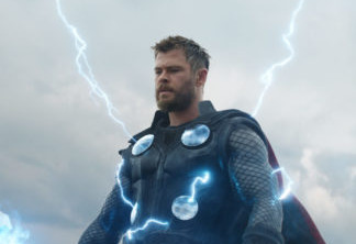 Diretor de Vingadores: Ultimato ensina Thor a "acertar na cabeça" em foto dos bastidores