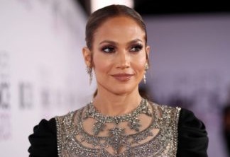 Jennifer Lopez revela que diretor pediu para ver seus peitos em set de filme: "Entrei em pânico"