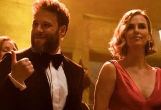Seth Rogen e Charlize Theron vivem romance em novo trailer de Casal Improvável