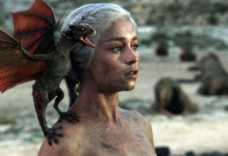 Daenerys virou "uma pessoa diferente" em Game of Thrones, diz Emilia Clarke