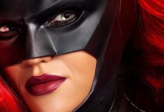 Batwoman vira tatuagem em novo trailer da SDCC