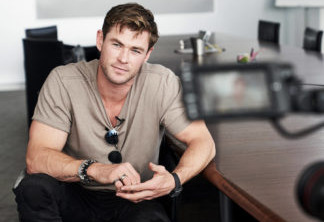 Chris Hemsworth "queima a camisa" em vídeo e mostra que não é mais o Thor gordo
