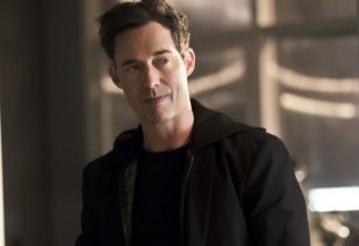 Arrowverso: Novo herói de ator de The Flash é revelado em foto do crossover