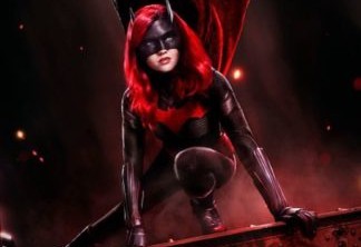 Heroína do Arrowverso usa antiga técnica do Batman para esconder segredo