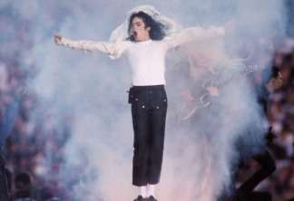PASADENA, CA - JANUARY 31:  Michael Jackson performs at the Super Bowl XXVII Halftime show at the Rose Bowl on January 31, 1993 in Pasadena, California.  (Photo by Steve Granitz/WireImage)