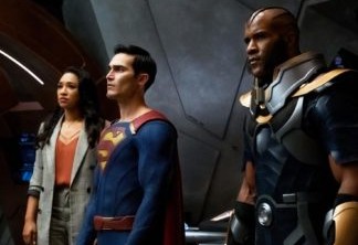 Mais um herói da DC é recrutado pelo Monitor para o crossover de The Flash, Arrow e Supergirl