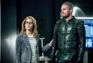 Arrow -- "Spartan" -- Image Number: AR719a_0269b -- Pictured (L-R): Emily Bett Rickards as Felicity Smoak and Stephen Amell as Oliver Queen/Green Arrow -- Photo: Dean Buscher/The CW -- Ã?Â© 2019 The CW Network, LLC. All Rights Reserved.