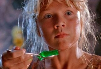 Atriz de Jurassic Park recria icônica cena da gelatina 30 anos depois