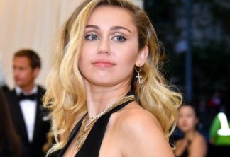 Miley Cyrus choca com foto nua em banheira; veja