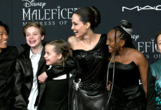LOS ANGELES, CALIFORNIA - SEPTEMBER 30: (L-R) Pax Thien Jolie-Pitt, Shiloh Nouvel Jolie-Pitt, Vivienne Marcheline Jolie-Pitt, Angelina Jolie, Zahara Narley Jolie-Pitt and Knox Leon Jolie-Pitt arrive at the premiere of Disney's "Maleficent: Mistress Of Evil"  at the El Capitan Theatre on September 30, 2019 in Los Angeles, California. (Photo by Kevin Winter/Getty Images)