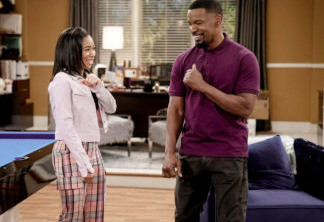 DAD STOP EMBARRASSING ME (L to R) KYLA-DREW as SASHA and JAMIE FOXX as BRIAN in episode 102 of DAD STOP EMBARRASSING ME Cr. SAEED ADYANI/NETFLIX © 2021