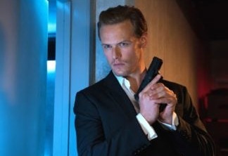 Astro de Outlander divulga vídeo em que aparece como James Bond