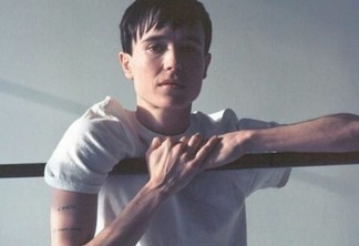 Elliot Page, de The Umbrella Academy, tira a camisa e mostra físico definido
